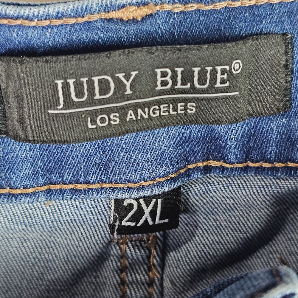 Judy Blue Mid Rise Cuffed Hem Med Wash Denim Shorts JB150038, Plus Size, 2XL - Picture 4 of 8